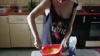 ポルノメイドと一緒にキッチンで、彼女はマスターの前でケーキを調理し、お尻とおっぱいを展示します