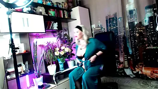 A beautiful mature bitch in a green pantsuit, or How stepmoms masturbate .!. ))