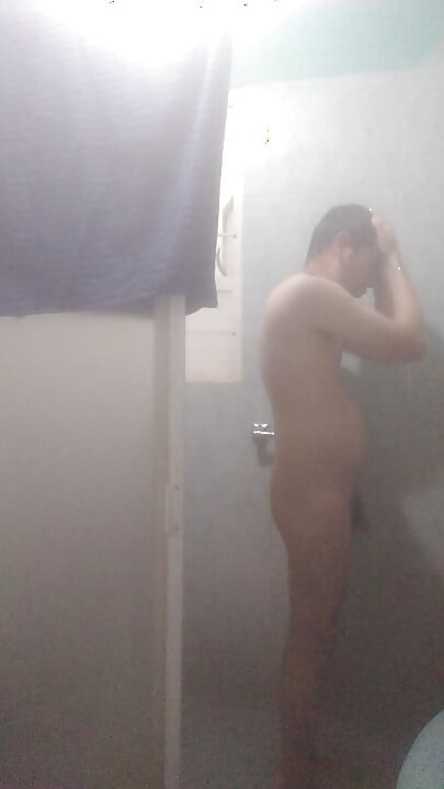 Naakte man onder de douche
