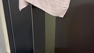 Minha meia-irmã sexy está presa na máquina de lavar roupa de calcinha e está pedindo ajuda