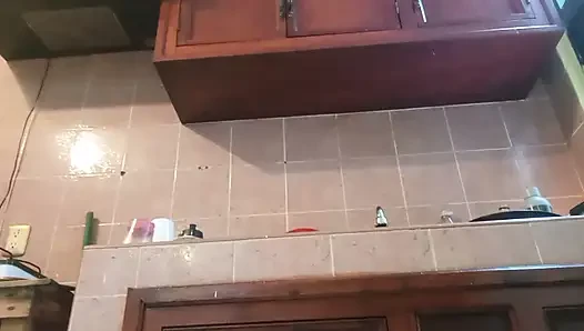 Mutfakta külotlu tombul orta yaşlı seksi kadın