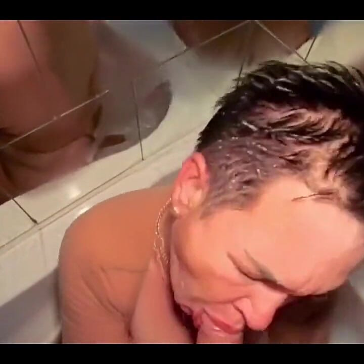 סקס חם בג'קוזי, מציצה מתחת למים וזיון