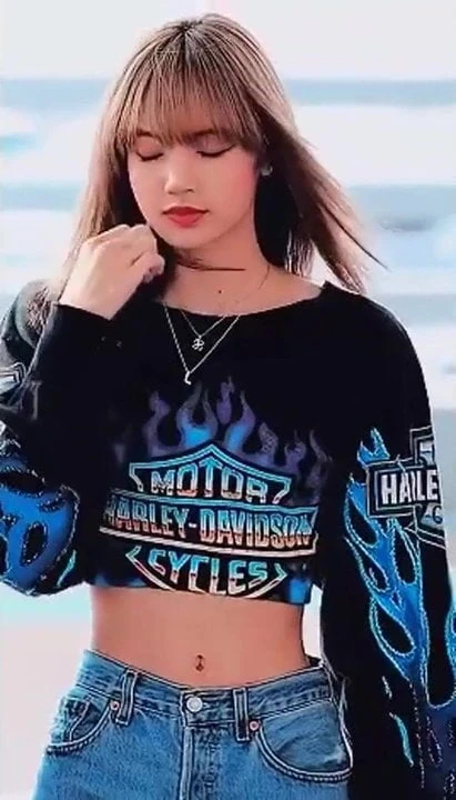 It's BLACKPINK's Lisa Providing You A Taste Of Her Tummy