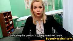 Una ragazza europea amatoriale viene leccata la figa nell'ufficio dei dottori