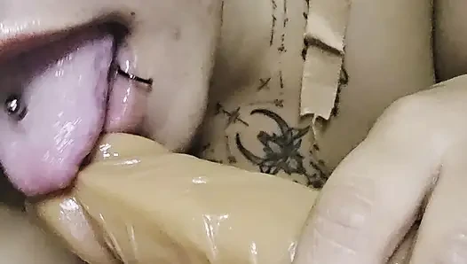 Oral seks kraliçesi nasıl yapıldığını gösteriyor