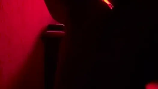 Intensiver romanischer sex im roten zimmer führt zu creampie nach dem blowjob