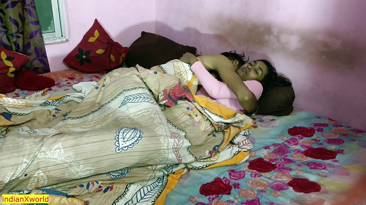 India linda chica del pueblo folla Ella se siente tan tímida mientras folla