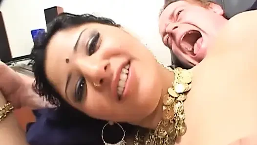 Memek Asia beraksi muncrat di payudara