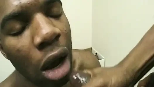 Sesi oral pria kulit hitam berotot di kamar yang berantakan