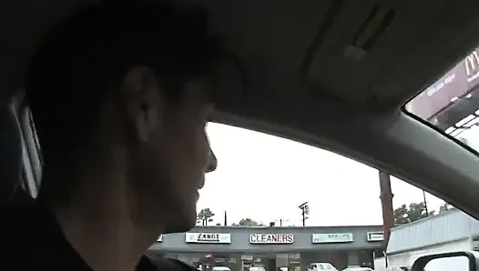 Vollbusige brünette MILF nimmt zwei schwänze und gesichtsbesamung