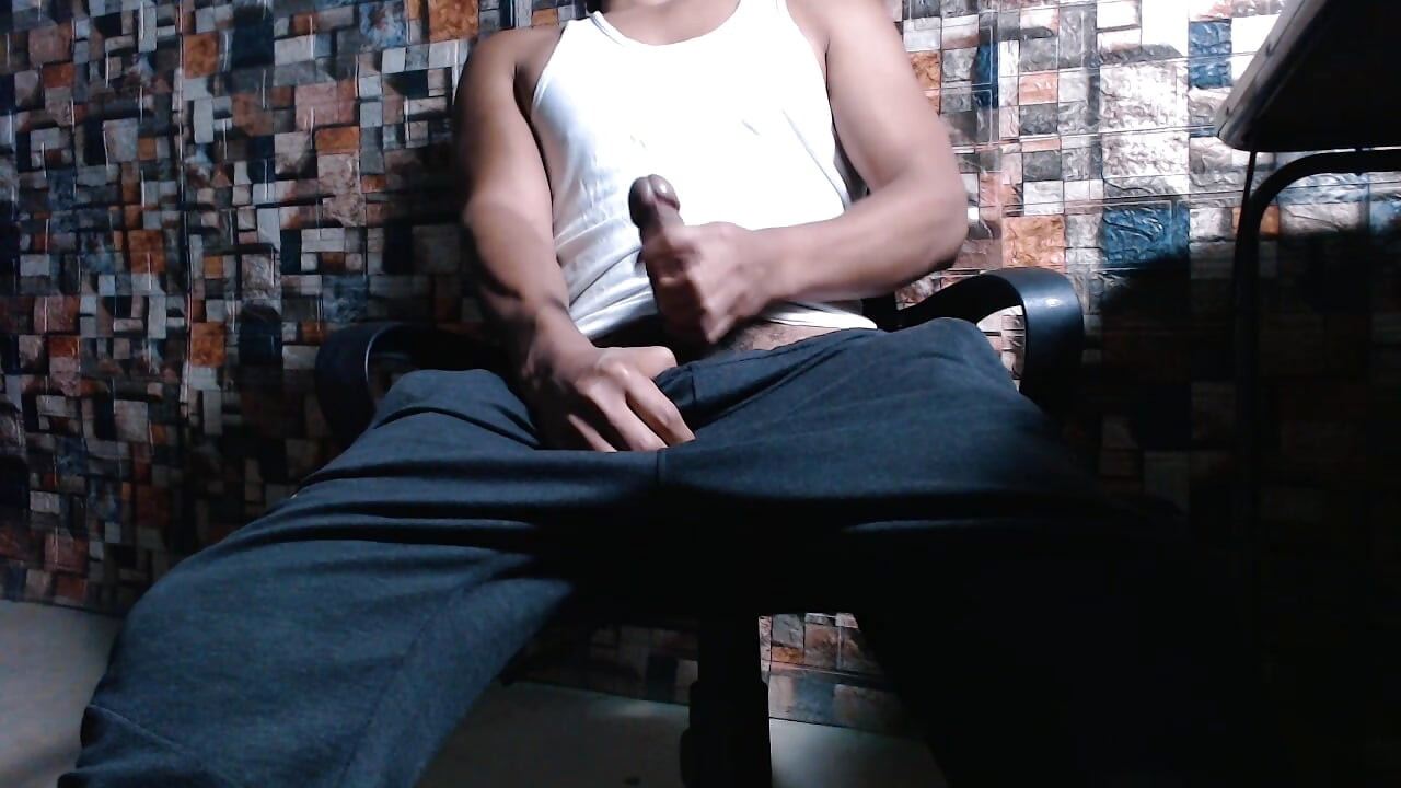 오르가즘을 느끼는 운동복을 입은 솔로 남성