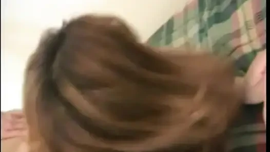 Azgın beyaz delikanlı kızıl saçlı ev hanımını eğimli gözlü sikiyor