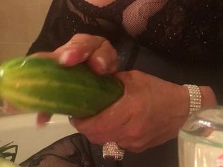 拉丁熟女玩黄瓜。多汁的阴户屁股巴西女郎