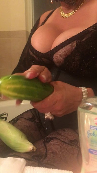 Latina-MILF spielt mit Gurke. saftiger brasilianischer Muschi-Arsch