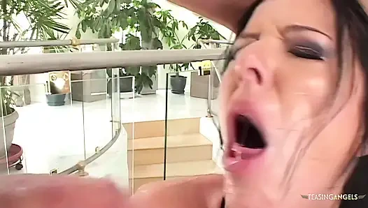 Taryn Thomas трет ее пизду, принимая два члена