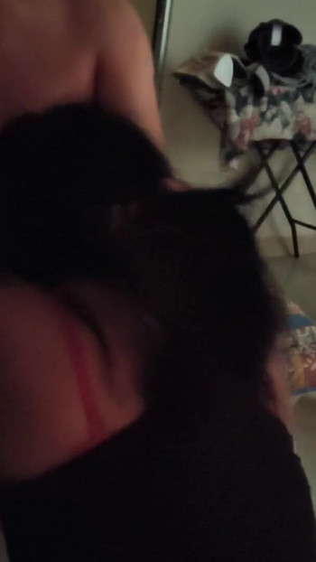 Sekali lagi dengan ibu mertua saya, saya dahagakan seks dan bersetuju untuk menghisap zakar saya! Dia seorang pelacur | Klip 1