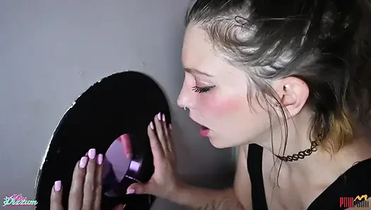 Pacar kondom orang asing di glory hole