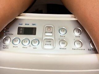 Des bombasses sexy font pipi dans une machine à laver