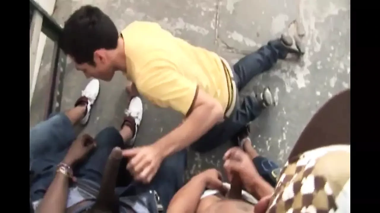 Gore aadmi ki kale logon dvara samoohik chudaee