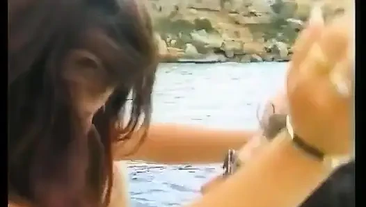 Dua teman sedang berlibur di ibiza dan ngentot cewek-cewek hot.