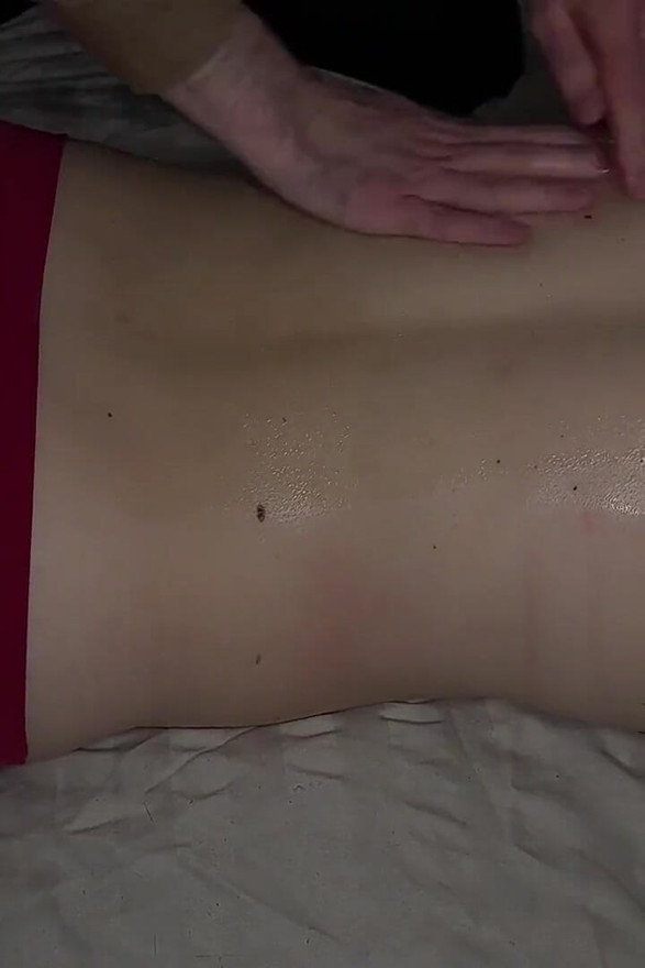 Olieachtige massage tot schuddende gelukzaligheid: dubbel orgasme!