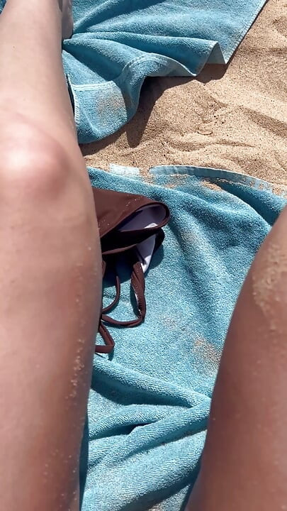 Heißes Mädchen Zieht Blank, Muschi Und Titten Im Freien, Zusammenstellung
