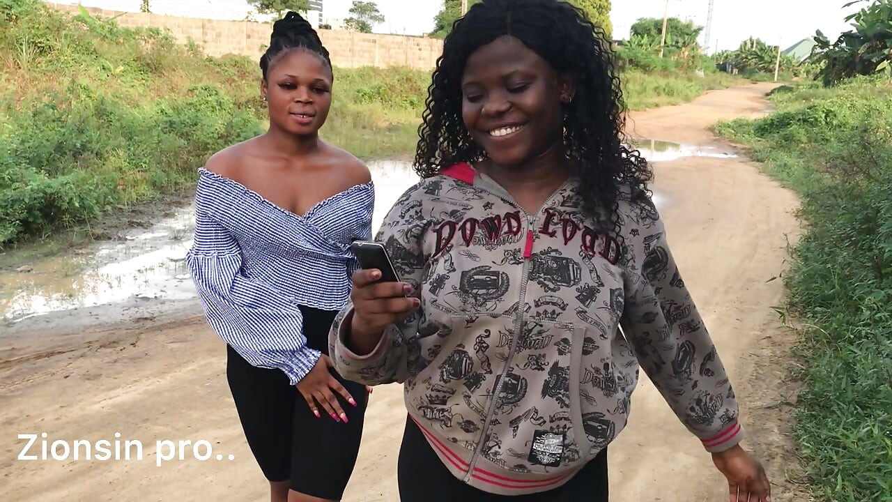 Amante Lesbiana Africana Juega Al Aire Libre