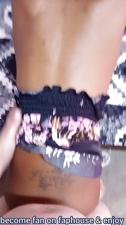 보지를 가지고 노는 핫한 흑인 소녀, Z를 괴롭히는 후 펠라 스킬 수행