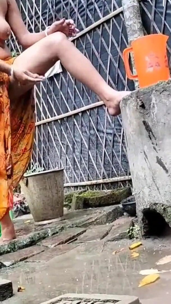 Zapanjujući trenutak iz "Indijske XXX žene koja se jebe na otvorenom (službeni video Villagesex91)"