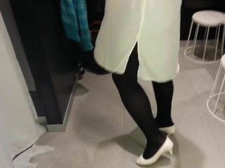 Білі лаковані туфлі з чорними колготками 15