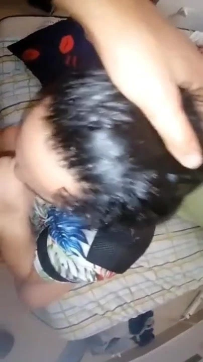Le llena la vagina de leche