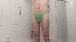 Prysznic i orgazm w majtkach z siatki