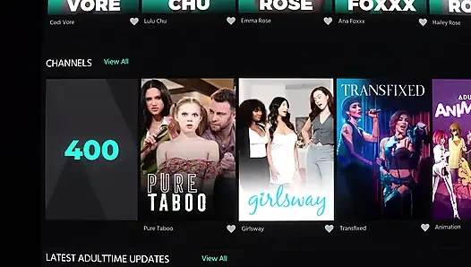 Возбужденная Jenna Sativa Rips миниатюрную Chloe Cherry вверху, и они жестко делают ножницы, никого не слышно