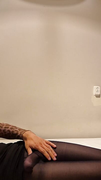 Travestit în ciorapi cu masturbare sexy