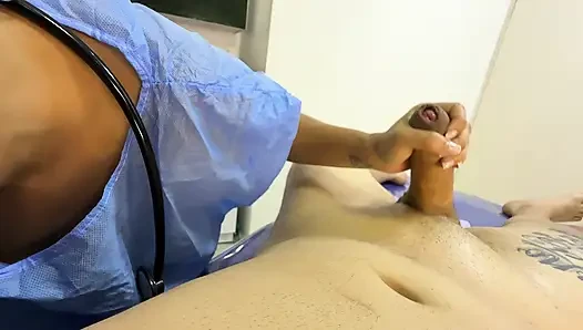 Dokter bantuin aku mengeluarkan spermaku untuk sumbangan