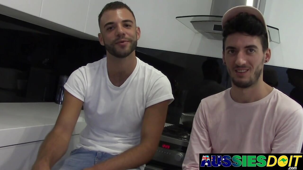 Napaljeni Australci Xavier i Lewis zadovoljavaju jedno drugome kurčeve