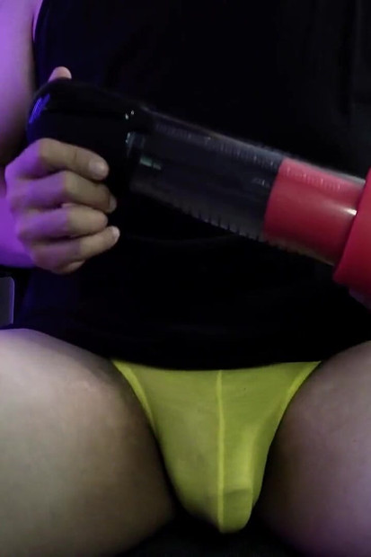 激しくペニスを突き動かす