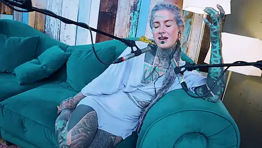 Ich spreche über F - Fear - ASMR podcast SFW spricht goth dünnes mädchen dreadlocks tattoo-modell inked mädchen