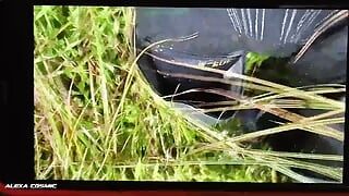 Avventura bagnato sul lago paludoso indossando stivali da cacciatore in leggings neri e abito sportivo.