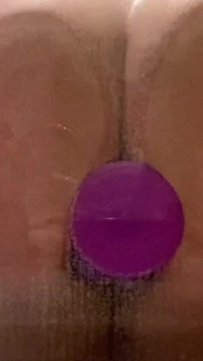 "Büyük balon götlü cama karşı dildoyla sikişiyor" den büyüleyici an