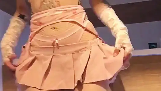 Nettes tätowiertes teen in rosa dessous