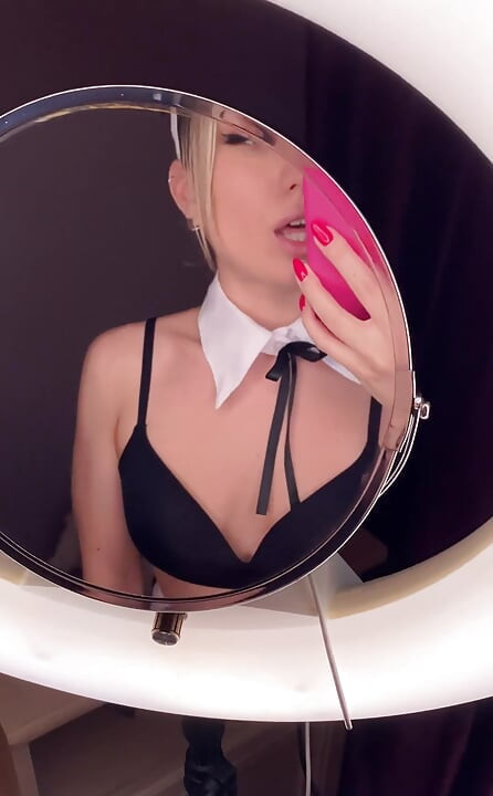 鏡の前で遊ぶのが大好きです。ロールプレイは好きですか?