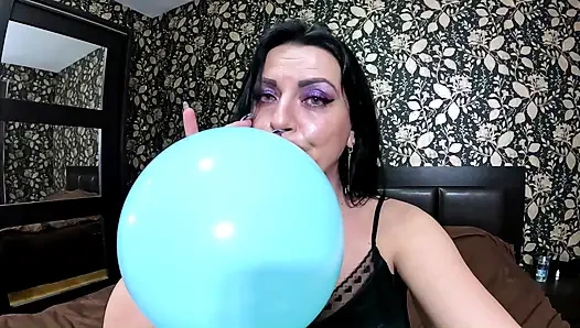 Saten pijama balonu fetişi azdırma, tırnak oyunu ve yalınayak balon patlatma