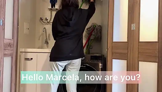 Komşumu çamaşır makinesinde sikiyorum, parmaklarımı ıslak ve dar girişe sokuyorum