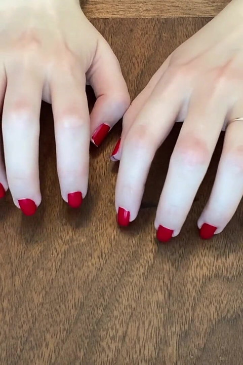 Lange rode natuurlijke nageltippen