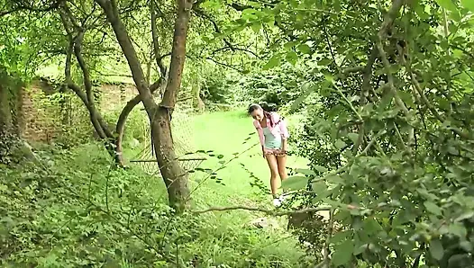 Mädchen experimentieren