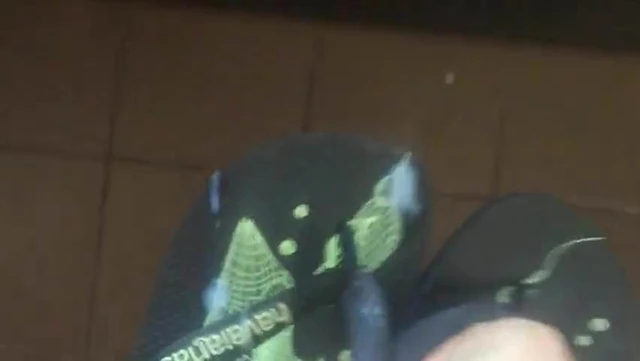 Tocando punheta e gozando gostoso no chinelo