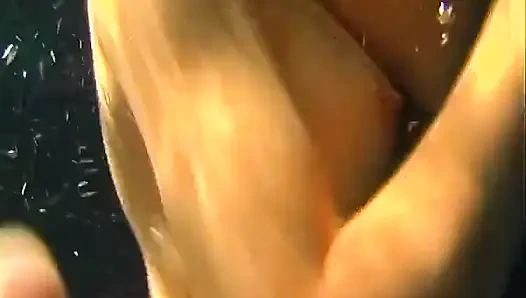 Olgun esmer ıslak anal seansında genişliyor