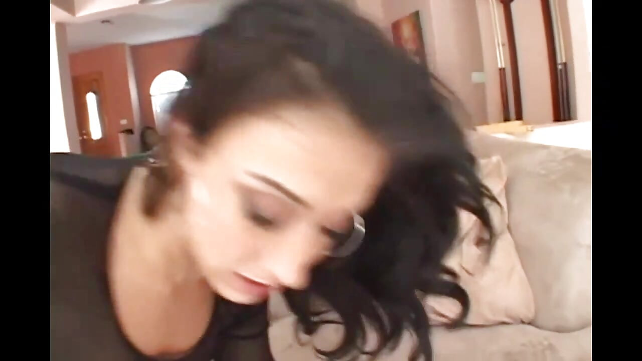 Senzualna brineta u seksi čarapama jebana u guzu od dva crna kurca