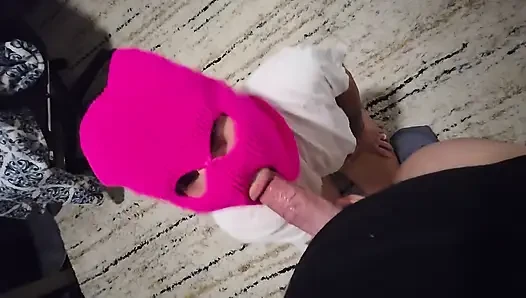 Selbstgedreht pOV: Geheimnisvolles mädchen in rosa skimaske lutscht riesigen schwanz